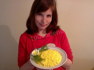 Рецепт - Салат из морской капусты плюс яйцо чеснок - Шаг 8 -  На стол подаем в красивой салатнице, украсив поверхность салата натертыми на мелкой терке яичными желтками, цветком из белка и веточками укропа.