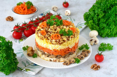 Салат с копченой курицей и грецкими орехами