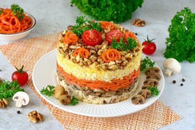 Салат с копченой курицей и грецкими орехами