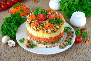 Салат с копченой курицей и грецкими орехами