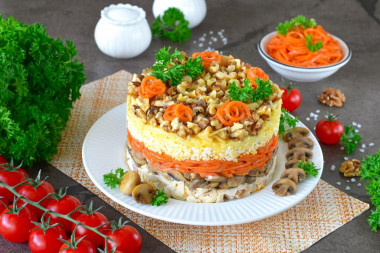 Салат с копченой курицей и грецкими орехами