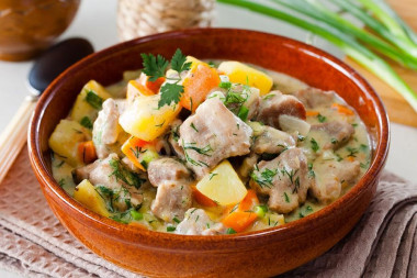 Тушеное мясо со сметаной и овощами в мультиварке
