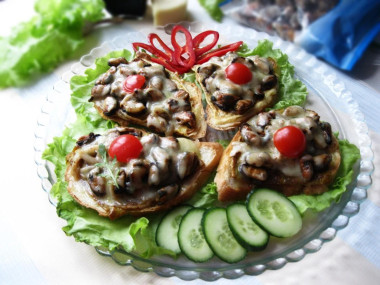 Маринованные мидии, запеченные под сыром на чесночном хлебе