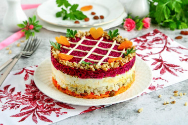 Салат Любовница с изюмом орехами и курицей