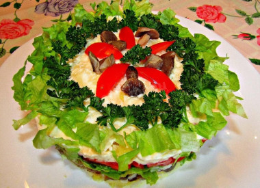 Постный слоеный салат с грибами луком и помидорами