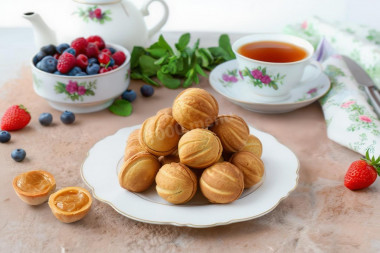 Орешки с вареной сгущенкой в орешнице на газу