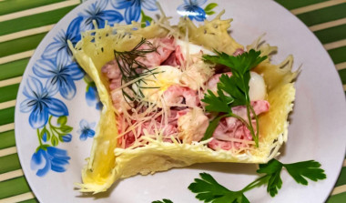 Салат Нептун в сырной корзинке