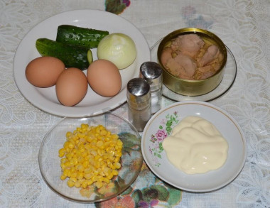 Рецепт - Салат с печенью трески с огурцами и кукурузой - Шаг 1 - Продукты для Салата Печень трески с огурцами и яйцами. Репчатый лук очищен, он и огурцы помыты. Яйца сварены вкрутую, очищены.