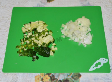 Рецепт - Салат с печенью трески с огурцами и кукурузой - Шаг 2 -  Лук и огурцы порежем мелкими кубиками.