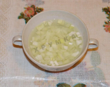 Рецепт - Салат с печенью трески с огурцами и кукурузой - Шаг 3 -  Затем, если лук горький, положим его в отдельную емкость, зальём кипятком и так выдержим 5-10 минут. Затем хорошенько отожмём (горечь уйдёт в воду).