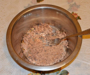 Рецепт - Салат с печенью трески с огурцами и кукурузой - Шаг 4 -  Вынув из банки печень трески (жир нужно слить в отдельную посуду), разомнём ее вилкой.