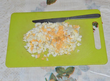 Рецепт - Салат с печенью трески с огурцами и кукурузой - Шаг 5 -  Вареные яйца также порежем маленькими кубиками.