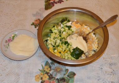 Рецепт - Салат с печенью трески с огурцами и кукурузой - Шаг 6 -  В миску с печенью положим все эти составляющие, добавим кукурузу, майонез (немного оставим, чтобы смазать им салат сверху). Приправим солью и перцем по вкусу.