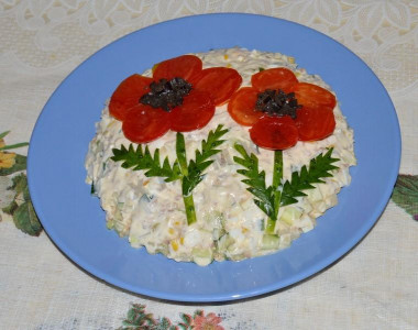 Рецепт - Салат с печенью трески с огурцами и кукурузой - Шаг 7 -  Выкладываем готовый салат на блюдо, смазываем сверху майонезом. Так как он получается бледным, - хорошо бы его как-нибудь украсить, чтобы он не выглядел скучно. Я украсила его маками: стебли и листья  вырезаны из огурца, лепестки - из некрупных помидор, сердцевинки маков - из измельченных маслин.