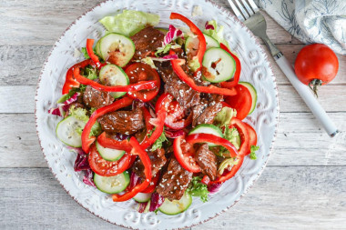 Салат с жареной говядиной с кунжутом и перцем