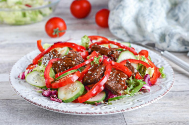 Салат с жареной говядиной с кунжутом и перцем