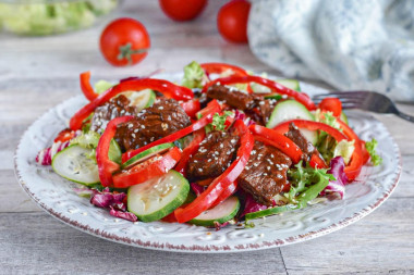 Салат с жареной говядиной с кунжутом и перцем