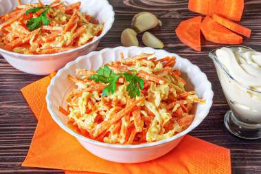 Салат из моркови с чесноком и сыром