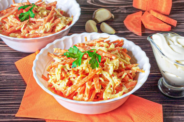 Салат из моркови с чесноком и сыром