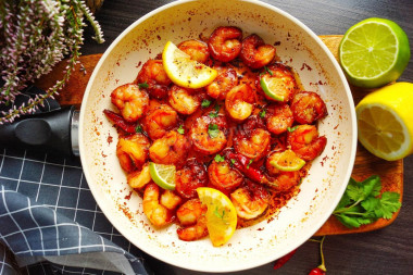 Креветки жареные с чесноком в соевом соусе на сковороде