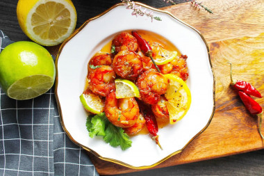 Креветки жареные с чесноком в соевом соусе на сковороде