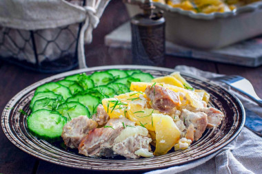 Свинина кусочками с картошкой в духовке