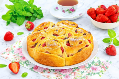 Булочки с клубникой