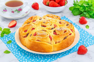 Булочки с клубникой