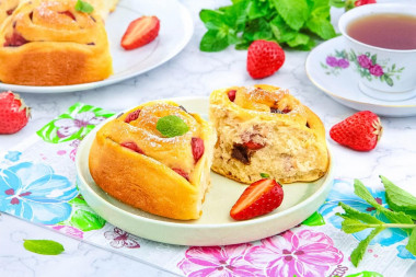 Булочки с клубникой