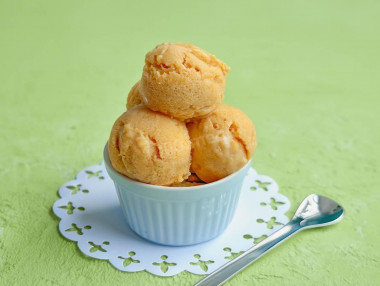 Домашнее мороженое с вареной сгущенкой