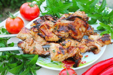 Шашлык из кролика сочный на мангале