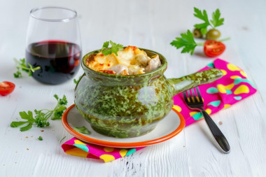 Жульен в кокотницах с курицей и грибами