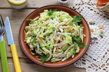 Салат с кальмаром колбасным сыром и пекинской капустой