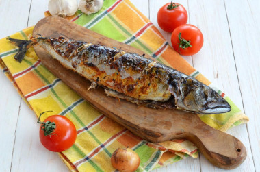 Скумбрия на мангале на решетке на углях запеченная