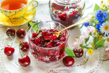 Вишня варенье с косточкой густое