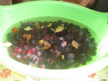 Рецепт - Компот зимний сливовый - Шаг 2 -  Для компота на зиму, сливы лучше брать твердые, можно слегка недоспелые. Хорошенько промываем сливы под проточной водой