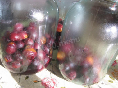 Рецепт - Компот зимний сливовый - Шаг 3 -  и укладываем в банки (слив должно быть примерно полбанки).