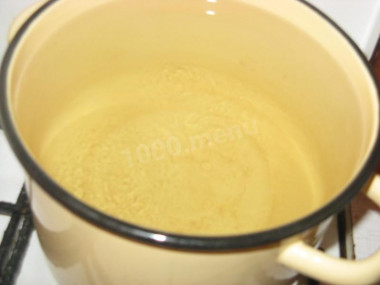 Рецепт - Компот зимний сливовый - Шаг 4 -  В кастрюле кипятим воду и заливаем воду в банки. Ждем 15 минут. Затем сливаем воду (без ягод) в кастрюлю и доводим его до кипения. После этого добавляем в кипящую воду сахар (на 1 трехлитровую банку 1 стакан сахара).