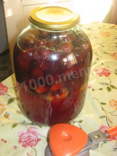 Рецепт - Компот зимний сливовый - Шаг 5 -  Перемешиваем до тех пор пока сахар не раствориться, затем заливаем получившийся сахарный сироп обратно в трехлитровые банки. Банки закупориваем крышками.