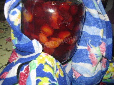 Рецепт - Компот зимний сливовый - Шаг 6 -  Укутываем в одеяло и оставляем на сутки. Прежде чем начать работу желательно простерилизовать банки и крышки минут 15-20.