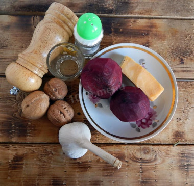 Рецепт - Салат из свеклы без варки с твердым сыром и грецким орехом - Шаг 1 - Приготовим ингредиенты для салата по списку. Как правило, сыр добавляется в салаты из вареной свеклы, а с сырой свеклой сочетают другие свежие овощи и фрукты. Однако сыр отлично гармонирует по вкусу и со свежей свеклой, придавая салату приятный привкус и нежность.