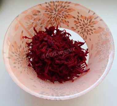 Рецепт - Салат из свеклы без варки с твердым сыром и грецким орехом - Шаг 2 -  Сырую свеклу (лучше использовать не крупные корнеплоды, они более сочные и вкусные в отличие от свеклы большого размера) моем, снимаем кожицу и натираем на терке для корейской моркови. Если такой терки нет, то можно натереть свеклу и на обычной терке или нарезать ножом очень тонкой соломкой.