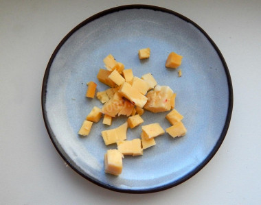 Рецепт - Салат из свеклы без варки с твердым сыром и грецким орехом - Шаг 4 -  Для такого салата отлично подойдет как твердый сыр, так и сыр мягких сортов. Можно использовать одновременно сыры разных сортов, вкус получится еще интереснее. Твердый сыр можно натереть на терке, а мягкий нарезать ножом маленькими кубиками.