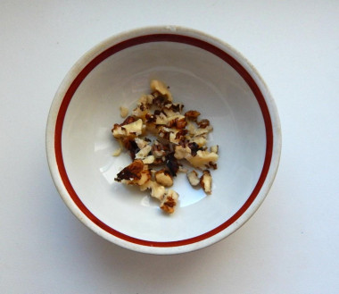 Рецепт - Салат из свеклы без варки с твердым сыром и грецким орехом - Шаг 5 -  Стоит также добавить в салат грецкий орех, он отлично дополняет и оттеняет вкусовую гамму своим специфическим вкусом. Грецкие орехи моем, просушиваем и мелко рубим ножом или измельчаем скалкой.