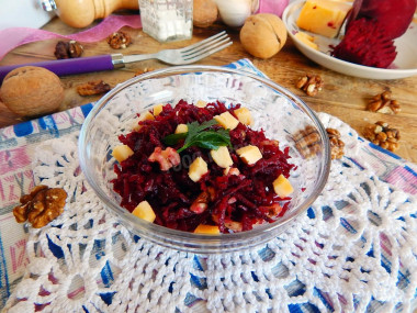 Рецепт - Салат из свеклы без варки с твердым сыром и грецким орехом - Шаг 6 -  Соединяем и смешиваем ингредиенты в глубоком салатнике. Добавляем соль по вкусу, вливаем чайную ложку лимонного сока и заправляем оливковым маслом. Даем салату немного охладиться в холодильнике и подаем к столу в большом салатнике или в порционных. Приятного аппетита!