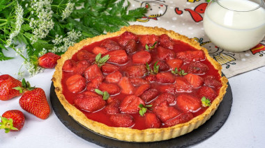 Летний пирог с клубничной и сметанной заливкой