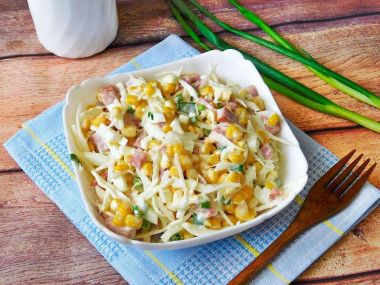 Салат с копченой колбасой кукурузой и капустой