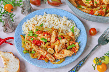 Куриные грудки с овощами на сковороде