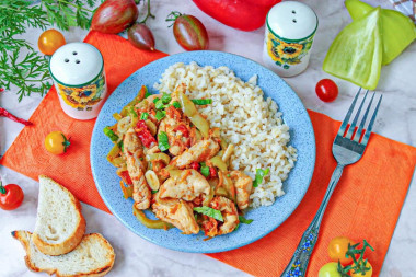 Куриные грудки с овощами на сковороде