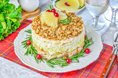 Салат с ананасами и копченым сыром